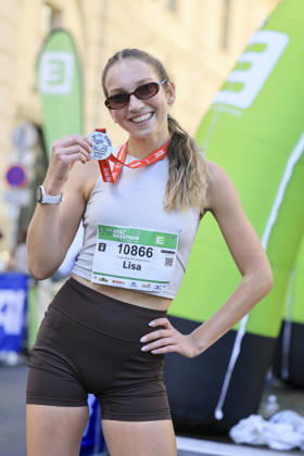 RUNNING - Graz Marathon 2026 GRAZ,AUSTRIA,11.OCT.26 - RUNNING - Graz Marathon. Image shows the rejoicing of Lisa Kumpitsch. Keywords: medal.  GEPAxpictures xWolfgangxGrebien
