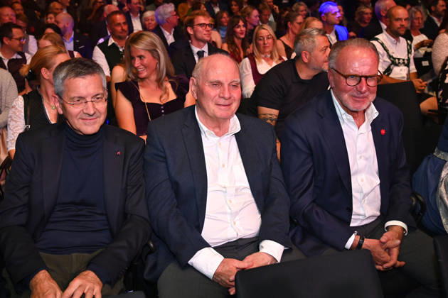 v.li: Herbert HAINER (Praesident Bayern Muenchen),Uli HOENESS (Höness,Ehrenpraesident Bayern Muenchen), Karl Heinz RUMMENIGGE, (ehemaliger Vorstandsvorsitzender) Bayerischer Sportpreis 2026 in der BMW Welt, Roter Teppich,Red Carpet am 10.10.2026