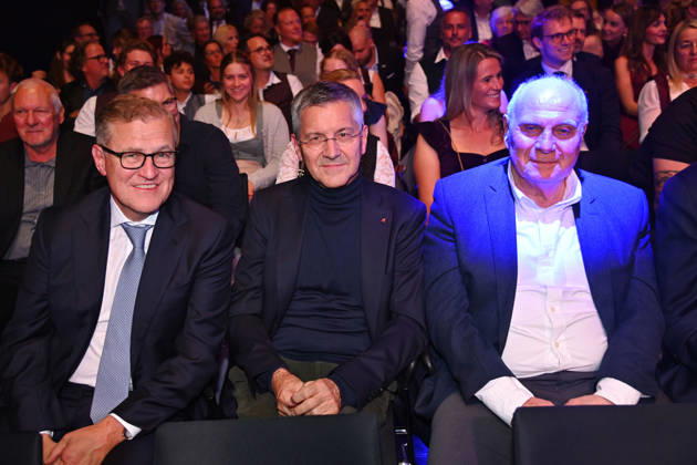 v.li:Jan Christian DREESEN (Vorstandsvorsitzender FCB),Herbert HAINER (Praesident Bayern Muenchen),Uli HOENESS (Höness,Ehrenpraesident Bayern Muenchen), Bayerischer Sportpreis 2026 in der BMW Welt, Roter Teppich,Red Carpet am 10.10.2026