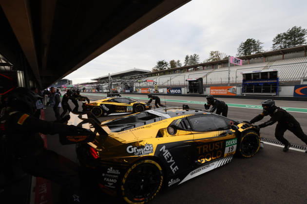 Hockenheim, Deutschland 09.- 11. Oktober 2026: DTM - 2026 - Saisonfinale - Hockenheimring - Sonntag Qualifikation 2 Im Bild: Maximilian Paul (GER 19) und Mirko Bortolotti (ITA 63) werden in der Boxengasse Pitlane von ihrem Grasser Racing Team Lamborghini in die Garage geschoben Hockenheimring Baden Württemberg Copyright: xFotostandx xFWMEDIAx
