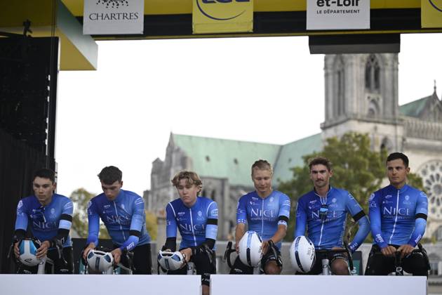 Paris Tours 2026 Cycling Race TOURS, FRANCE - OCTOBER 11 : The Nice Cote d Azur Metropole team observes a minute of silence in memory of Damien Girard during the 120th edition of Paris Tours an UCI ProSeries 1.Pro one day cycling road race for Men Elite of 216.2 km with start in Chartres and finish in Tours on October 11, 2026 in Tours, France, 11 10 2026 ( Motordriver Guy De Vuyst - Tours France  Copyright: xNicoxVereeckenx