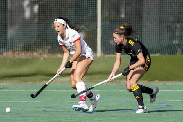 v.li.: Antonia Landgrebe (TSVMH, 16), Isabel von Gersum (HTHC, 55), Zweikampf, Spielszene, Duell, duel, tackle, tackling, Dynamik, Action, Aktion, 11.10.2026, Mannheim (Deutschland), Hockey, 1. Bundesliga, Damen, TSV Mannheim - Harvestehuder THC