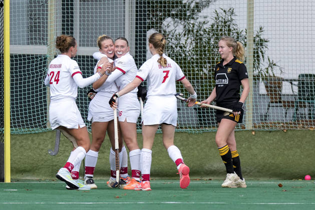 v.li.: Marie Neumann (TSVMH, 24), Lotte Nafzger (TSVMH, 26), Franziska Schütte (TSVMH, 36), Kayla de Wall (TSVMH, 7), Spielerinnen vom TSV Mannheim Hockey, jubeln über das Tor zum 1:0, Jubel, Torjubel, Torerfolg, celebrate the goal, goal, celebration, jubelt ueber das Tor, Freuen, Freude, freut sich, optimistisch, positiv, Spielszene, Highlight, Action, Aktion, 11.10.2026, Mannheim (Deutschland), Hockey, 1. Bundesliga, Damen, TSV Mannheim - Harvestehuder THC