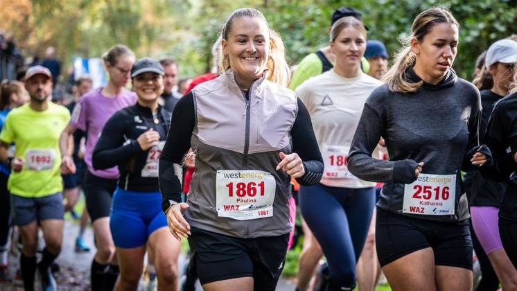 Marathon am Baldeneysee in Essen ** NUR FÜR REDAKTIONELLE ZWECKE ** EDITORIAL USE ONLY **<p>Rund 1800 Läufer begeben sich am Sonntagmorgen, 11.10.2026, im Rahmenprogramm des Mararthons am Baldeneysee auf eine gut 18 Kilometer lange Seerunde. Deutschland NRW Essen Copyright: MartinxMöller