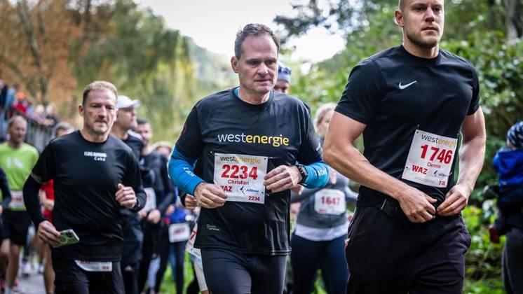 Marathon am Baldeneysee in Essen ** NUR FÜR REDAKTIONELLE ZWECKE ** EDITORIAL USE ONLY **<p>Rund 1800 Läufer begeben sich am Sonntagmorgen, 11.10.2026, im Rahmenprogramm des Mararthons am Baldeneysee auf eine gut 18 Kilometer lange Seerunde. Deutschland NRW Essen Copyright: MartinxMöller