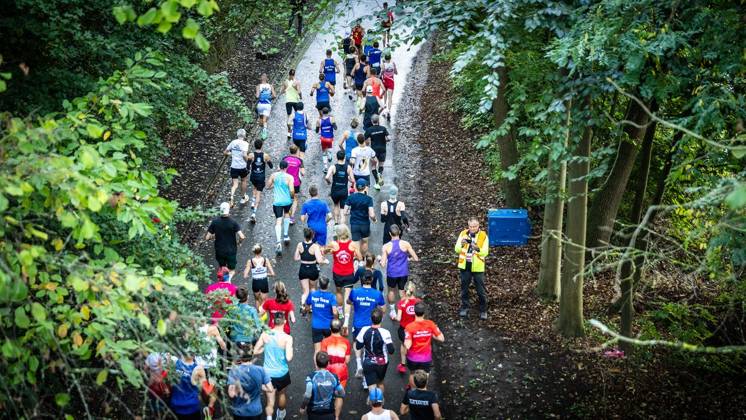 Marathon am Baldeneysee in Essen ** NUR FÜR REDAKTIONELLE ZWECKE ** EDITORIAL USE ONLY **<p>Rund 1200 Läufer begeben sich am Sonntagmorgen, 11.10.2026, beim Marathon am Baldeneysee auf eine doppelte Runde um den See. Deutschland NRW Essen Copyright: MartinxMöller