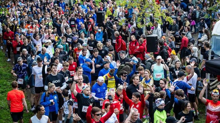 Marathon am Baldeneysee in Essen ** NUR FÜR REDAKTIONELLE ZWECKE ** EDITORIAL USE ONLY **<p>Rund 1800 Läufer begeben sich am Sonntagmorgen, 11.10.2026, im Rahmenprogramm des Mararthons am Baldeneysee auf eine gut 18 Kilometer lange Seerunde. Deutschland NRW Essen Copyright: MartinxMöller