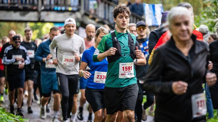 Marathon am Baldeneysee in Essen ** NUR FÜR REDAKTIONELLE ZWECKE ** EDITORIAL USE ONLY **<p>Rund 1800 Läufer begeben sich am Sonntagmorgen, 11.10.2026, im Rahmenprogramm des Mararthons am Baldeneysee auf eine gut 18 Kilometer lange Seerunde. Deutschland NRW Essen Copyright: MartinxMöller
