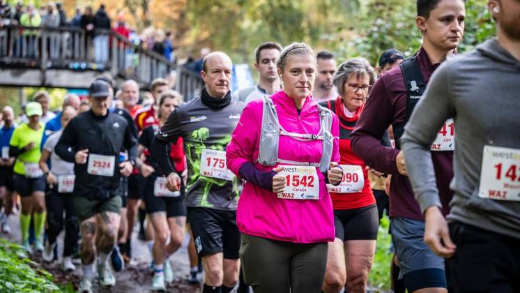 Marathon am Baldeneysee in Essen ** NUR FÜR REDAKTIONELLE ZWECKE ** EDITORIAL USE ONLY **<p>Rund 1800 Läufer begeben sich am Sonntagmorgen, 11.10.2026, im Rahmenprogramm des Mararthons am Baldeneysee auf eine gut 18 Kilometer lange Seerunde. Deutschland NRW Essen Copyright: MartinxMöller