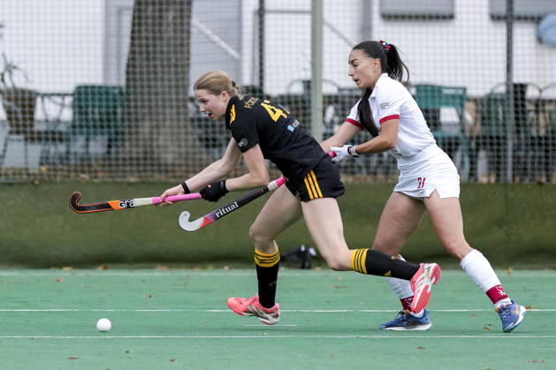 v.li.: Ella Förtsch (HTHC, 47), Agostina Lovagnini (TSVMH, 21), Zweikampf, Spielszene, Duell, duel, tackle, tackling, Dynamik, Action, Aktion, 11.10.2026, Mannheim (Deutschland), Hockey, 1. Bundesliga, Damen, TSV Mannheim - Harvestehuder THC