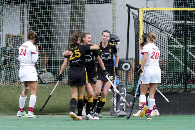 v.li.: Albane Garot (HTHC, 25), Torschützin Emilia Landshut (HTHC, 5), Romy Riede (HTHC, 22), Spielerinnen vom Harvestehuder THC (HTHC), jubeln über das Tor zum 1:1, Jubel, Torjubel, Torerfolg, celebrate the goal, goal, celebration, jubelt ueber das Tor, Freuen, Freude, freut sich, optimistisch, positiv, Spielszene, Highlight, Action, Aktion, 11.10.2026, Mannheim (Deutschland), Hockey, 1. Bundesliga, Damen, TSV Mannheim - Harvestehuder THC