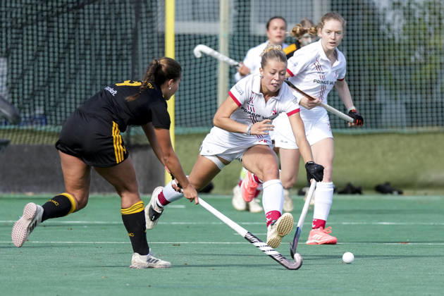 v.li.: Maxi Green (HTHC, 9), Lotte Nafzger (TSVMH, 26), Zweikampf, Spielszene, Duell, duel, tackle, tackling, Dynamik, Action, Aktion, 11.10.2026, Mannheim (Deutschland), Hockey, 1. Bundesliga, Damen, TSV Mannheim - Harvestehuder THC