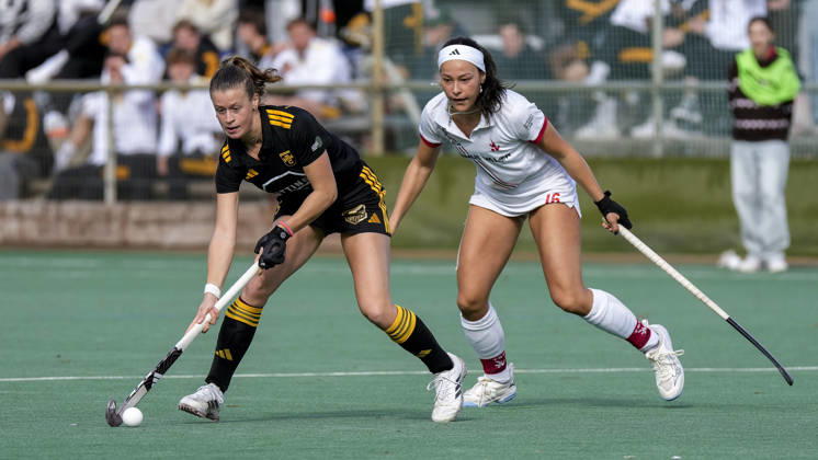 v.li.: Emilia Landshut (HTHC, 5), Antonia Landgrebe (TSVMH, 16), Zweikampf, Spielszene, Duell, duel, tackle, tackling, Dynamik, Action, Aktion, 11.10.2026, Mannheim (Deutschland), Hockey, 1. Bundesliga, Damen, TSV Mannheim - Harvestehuder THC