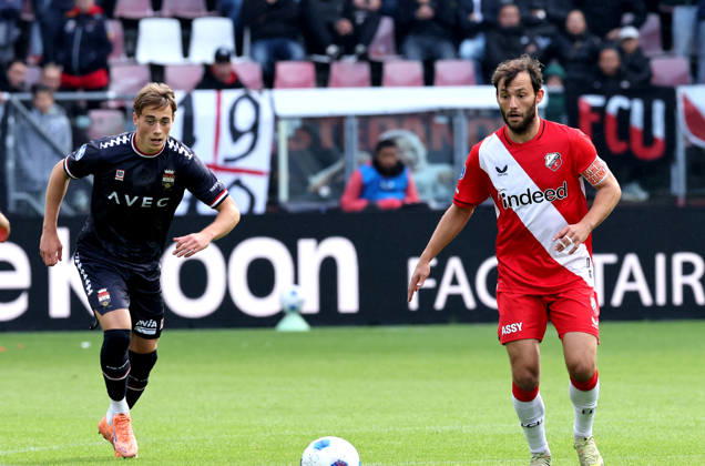 UTRECHT - FC Utrecht midfielder Joris van Overeem with Willem II midfielder Uriel van Aalst U during the Vriendenloterij Eredivisie match between FC Utrecht and Willem II at Stadion Galgenwaard on 11 October 2026 in Utrecht, Nederland. PETER LOUS EYE4IMAGES DeFodi Images -