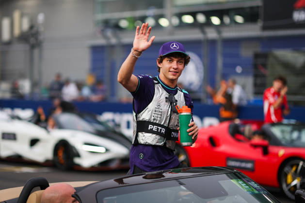 F1 - SINGAPORE GRAND PRIX 2026 drivers parade KIMI ANTONELLI Andrea (ita), Mercedes AMG F1 Team W17, portrait during the 2026 Formula 1 Singapore Grand Prix, 17th round of the 2026 Formula One World Championship, WM, Weltmeisterschaft from October 9 to 11, 2026 on the Marina Bay Street Circuit, in Singapore, Singapore - SingaporeSingapore  Copyright: xANTONINxVINCENTx