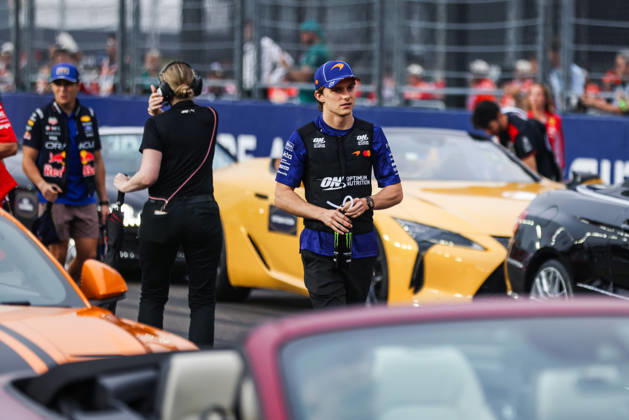 F1 - SINGAPORE GRAND PRIX 2026 drivers parade PIASTRI Oscar (aus), McLaren F1 Team MCL40, portrait during the 2026 Formula 1 Singapore Grand Prix, 17th round of the 2026 Formula One World Championship, WM, Weltmeisterschaft from October 9 to 11, 2026 on the Marina Bay Street Circuit, in Singapore, Singapore - SingaporeSingapore Copyright: xANTONINxVINCENTx