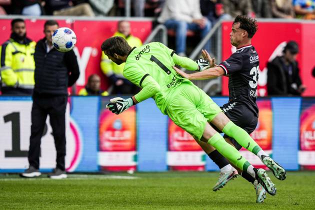 UTRECHT - (lr) FC Utrecht goalkeeper Vasilios Barkas, Vito van Crooij of Willem II during the Dutch Eredivisie match between FC Utrecht and Willem II at Galgenwaard Stadium on 11 October 2026 in Utrecht, the Netherlands. TOBIAS KLEUVER ANP Eredivisie 2026 27 xVIxANPxSportx xxANPxIVx 572118272 originalFilename: 572118272.jpg
