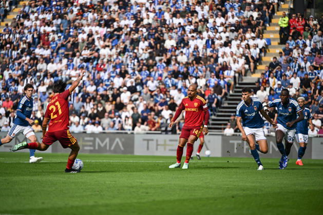 Paulo Dybala of AS Roma in action during the Serie A soccer match between Como Calcio and AS Roma at the Giuseppe Sinigaglia stadium in Como, north Italy - October 11, 2026 - Soccer.  Copyright: xTizianoxBallabio LaPressex