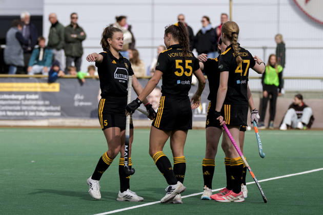 v.li.: Emilia Landshut (HTHC, 5), Isabel von Gersum (HTHC, 55), Philin Bolle (HTHC, 6), Ella Förtsch (HTHC, 47), Spielerinnen vom Harvestehuder THC (HTHC), Jubel über den Punktgewinn nach dem Penalty shoot-out, Penaltyschießen, Shootout, Freude über den Extrapunkt, jubelt, jubeln, fröhlich, optimistisch, Action, Aktion, 11.10.2026, Mannheim (Deutschland), Hockey, 1. Bundesliga, Damen, TSV Mannheim - Harvestehuder THC