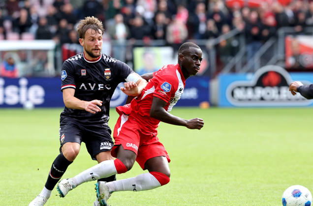 UTRECHT - Willem II defender Hidde Ter Avest with FC Utrecht forward Yoan Cathline during the Vriendenloterij Eredivisie match between FC Utrecht and Willem II at Stadion Galgenwaard on 11 October 2026 in Utrecht, Nederland. PETER LOUS EYE4IMAGES DeFodi Images -