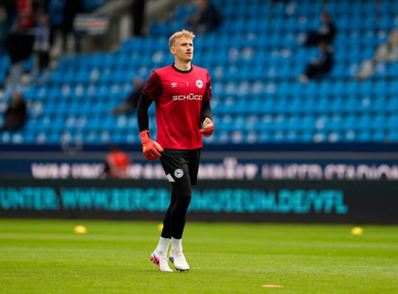 Jonas Thomas Kersken (DSC Arminia Bielefeld, 1) waermt sich vor dem Spiel auf. GER, VfL Bochum 1848 vs DSC Arminia Bielefeld, 2. Bundesliga, 7. Spieltag, Saison 2026-27, Vonovia Ruhrstadion, Bochum, 11.10.2026 DFL REGULATIONS PROHIBIT ANY USE OF PHOTOGRAPHS AS IMAGE SEQUENCES AND OR QUASI-VIDEO VfL Bochum 1848 vs DSC Arminia Bielefeld, 2. Bundesliga, 7. Spieltag, Saison 2026-27, 11.10.2026 Bochum Copyright: xEibner-Pressefoto ScottxColemanx EP_SCN