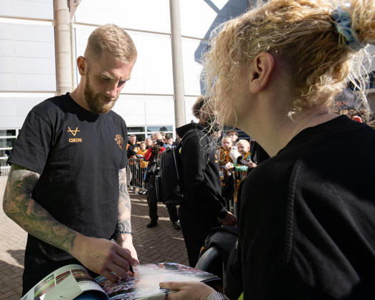 Hull City v Everton Premier League Oliver McBurnie of Hull City arrives at the MKM Stadium, Hull ahead of the Premier League match between Hull City and Everton. 11 10 2026 UK Newspapers OUT Copyright: xMattxWilkinsonx FIL-24041-0011