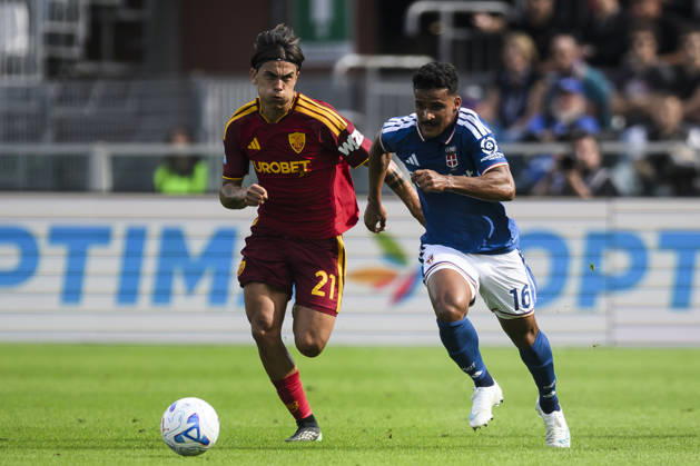 Como 1907 v AS Roma - Serie A Kaiki Bruno of Como 1907 competes for the ball with Paulo Dybala of AS Roma during the Serie A football match between Como 1907 and AS Roma. Como Italy Copyright: xNicolòxCampox
