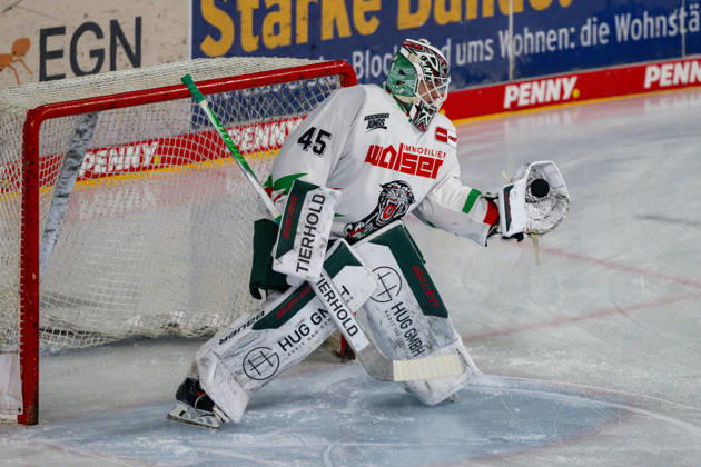 Tobias Ancicka (Augsburger Panther, 45) hat den Puk sicher gefangen. Krefeld Pinguine vs. Augsburger Panther, Eishockey, Penny DEL, 08. Spieltag, Saison 2026 2027, 11.10.2026 Krefeld Pinguine vs. Augsburger Panther, Eishockey, Penny DEL, 08. Spieltag, Saison 2026 2027, 11.10.2026 Krefeld Copyright: xEibner-Pressefoto ThomasxHaeslerx EP_THR