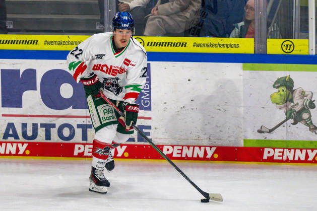 Noel Hoefenmayer (Augsburger Panther, 22) will den Puk spielen. Krefeld Pinguine vs. Augsburger Panther, Eishockey, Penny DEL, 08. Spieltag, Saison 2026 2027, 11.10.2026 Krefeld Pinguine vs. Augsburger Panther, Eishockey, Penny DEL, 08. Spieltag, Saison 2026 2027, 11.10.2026 Krefeld Copyright: xEibner-Pressefoto ThomasxHaeslerx EP_THR