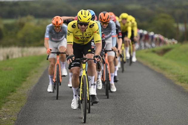 Paris Tours 2026 Cycling Race TOURS, FRANCE - OCTOBER 11 : Affini Edoardo (ITA) of Team Visma I Lease a Bike leading the peloton during the 120th edition of Paris Tours an UCI ProSeries 1.Pro one day cycling road race for Men Elite of 216.2 km with start in Chartres and finish in Tours on October 11, 2026 in Tours, France, 11 10 2026 ( Motordriver Guy De Vuyst - Tours France  Copyright: xNicoxVereeckenx