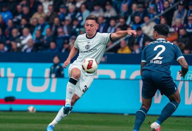 Deutschland: Fussball 2.Bundesliga 2026 2027, 7. Spieltag - VfL Bochum vs Arminia Bielefeld - Vonovia Ruhrstadion (Bochum): im Zweikampf Marius Wörl Marius Woerl (Arminia Bielefeld, 38) Sean Klaiber (VfL Bochum, 2) Copyright: xAymanxAlahmedx