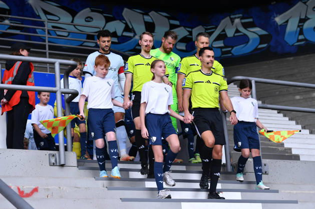 Fußball 2. Bundesliga 7. Spieltag VfL Bochum - DSC Arminia Bielefeld am 11.10.2026 im Vonovia Ruhrstadion in Bochum Das Schiedsrichtergespann führt die beiden Teams über die Haupttribüne auf das Spielfeld DFL regulations prohibit any use of photographs as image sequences and or quasi-video.