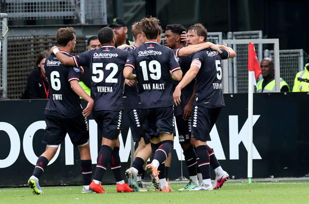 UTRECHT - Willem II forward Jaden Slory celebrates the goal with teammates during the Vriendenloterij Eredivisie match between FC Utrecht and Willem II in Stadion Galgenwaard on 11 October 2026 in Utrecht, Nederland. PETER LOUS EYE4IMAGES DeFodi Images -