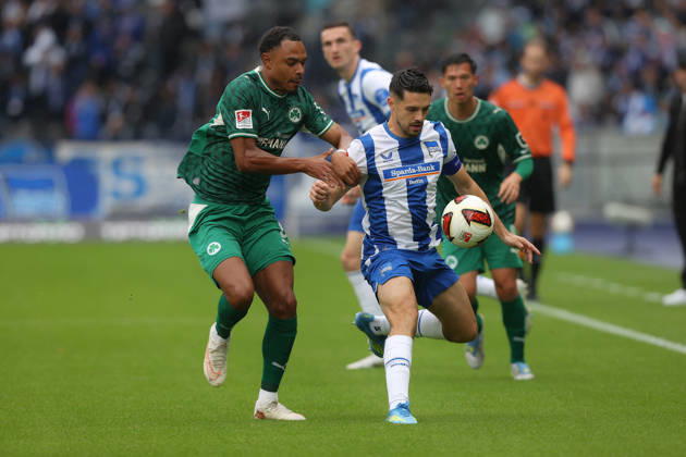 11.10.2026, xtgx, Fussball 2.Bundesliga, Hertha BSC Berlin - SpVgg Greuther Fuerth v.l. Sacha Banse (Greuther Fürth Fuerth) Josip Brekalo (Hertha BSC Berlin) Zweikampf, Aktion, action, battle for the ball (DFL DFB REGULATIONS PROHIBIT ANY USE OF PHOTOGRAPHS as IMAGE SEQUENCES and or QUASI-VIDEO) Berlin