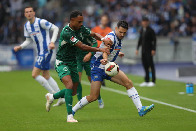 11.10.2026, xtgx, Fussball 2.Bundesliga, Hertha BSC Berlin - SpVgg Greuther Fuerth v.l. Sacha Banse (Greuther Fürth Fuerth) Josip Brekalo (Hertha BSC Berlin) Zweikampf, Aktion, action, battle for the ball (DFL DFB REGULATIONS PROHIBIT ANY USE OF PHOTOGRAPHS as IMAGE SEQUENCES and or QUASI-VIDEO) Berlin