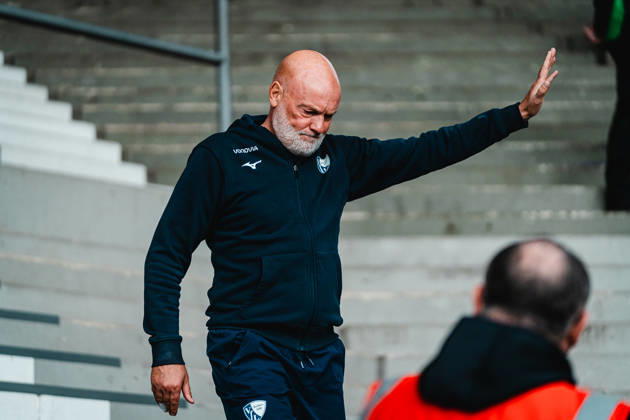 Bochum, Deutschland 11. Oktober 2026: 2. Bundesliga - 2026 2027 - 7. Spieltag - VfL Bochum 1848 gegen DSC Arminia Bielefeld Im Bild: Trainer Uwe Rösler Roesler (VfL) grüsst die Fans beim Zugang zum Stadion DFL DFB regulations prohibit any use of photographs as image sequences and or quasi-video. Vonovia Ruhrstadion Nordrhein Westfalen Copyright: xFotostandx xGraebex
