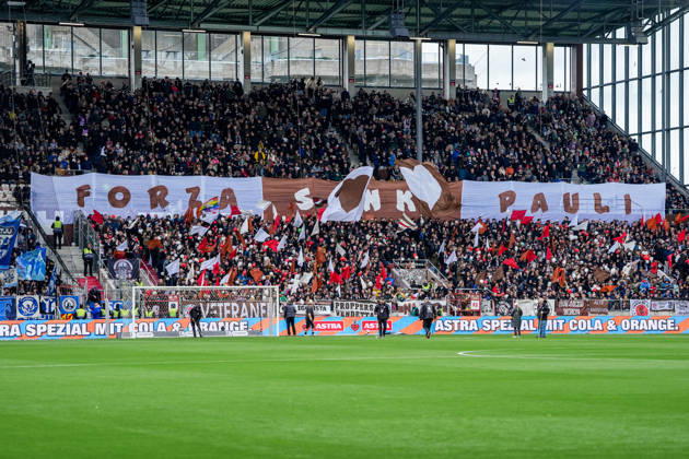 Deutschland: Fußball 2. Bundesliga 2026 27, 7. Spieltag FC St. Pauli vs Karlsruher SC Millerntor-Stadion (Hamburg St. Pauli): Fans, Stimmung, Fahnen Copyright: xStefanxTrochax