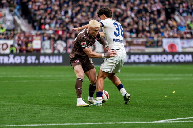 Deutschland: Fußball 2. Bundesliga 2026 27, 7. Spieltag FC St. Pauli vs Karlsruher SC Millerntor-Stadion (Hamburg St. Pauli): Louis Oppie (FC St. Pauli, 23), Rafael Pinto Pedrosa (Karlsruher SC, 36) Copyright: xStefanxTrochax