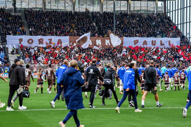 Deutschland: Fußball 2. Bundesliga 2026 27, 7. Spieltag FC St. Pauli vs Karlsruher SC Millerntor-Stadion (Hamburg St. Pauli): Fans, Stimmung, Fahnen Copyright: xStefanxTrochax