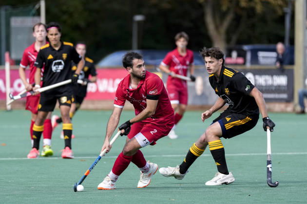 v.li.: Facundo Julio Zarate (TSVMH, 2), Alec von Schwerin (HTHC, 10), Zweikampf, Spielszene, Duell, duel, tackle, tackling, Dynamik, Action, Aktion, 11.10.2026, Mannheim (Deutschland), Hockey, 1. Bundesliga, Herren, TSV Mannheim - Harvestehuder THC
