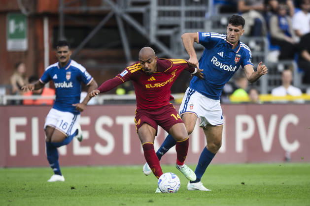 Como 1907 v AS Roma - Serie A Donyell Malen of AS Roma competes for the ball with Jacobo Ramon of Como 1907 during the Serie A football match between Como 1907 and AS Roma. Como Italy Copyright: xNicolòxCampox
