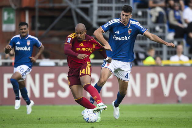 Como 1907 v AS Roma - Serie A Donyell Malen of AS Roma competes for the ball with Jacobo Ramon of Como 1907 during the Serie A football match between Como 1907 and AS Roma. Como Italy Copyright: xNicolòxCampox