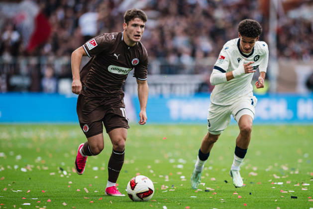 2. Bundesliga: FC St. Pauli vs. Karlsruher SC, 11.10.2026 Arkadiusz Pyrka (FC St. Pauli, 11) gegen Louey Ben Farhat (Karlsruher SC, 19)); Fußball, 2. Bundesliga, 7. Spieltag: FC St. Pauli vs. Karlsruher SC am 11.10.2026 im Millerntor-Stadion, Hamburg DFL REGULATIONS PROHIBIT ANY USE OF PHOTOGRAPHS AS IMAGE SEQUENCES AND OR QUASI-VIDEO. Copyright: xBEAUTIFULxSPORTS Tonhäuserx