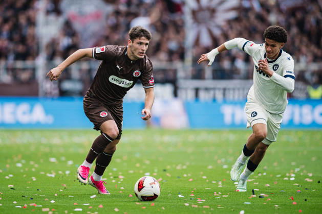 2. Bundesliga: FC St. Pauli vs. Karlsruher SC, 11.10.2026 Arkadiusz Pyrka (FC St. Pauli, 11) gegen Louey Ben Farhat (Karlsruher SC, 19)); Fußball, 2. Bundesliga, 7. Spieltag: FC St. Pauli vs. Karlsruher SC am 11.10.2026 im Millerntor-Stadion, Hamburg DFL REGULATIONS PROHIBIT ANY USE OF PHOTOGRAPHS AS IMAGE SEQUENCES AND OR QUASI-VIDEO. Copyright: xBEAUTIFULxSPORTS Tonhäuserx