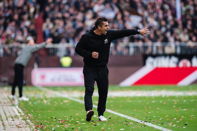 2. Bundesliga: FC St. Pauli vs. Karlsruher SC, 11.10.2026 Marcel Rapp (Trainer FC St. Pauli) an der Seitenlinie, ruft, schreit, brüllt; Fußball, 2. Bundesliga, 7. Spieltag: FC St. Pauli vs. Karlsruher SC am 11.10.2026 im Millerntor-Stadion, Hamburg DFL REGULATIONS PROHIBIT ANY USE OF PHOTOGRAPHS AS IMAGE SEQUENCES AND OR QUASI-VIDEO. Copyright: xBEAUTIFULxSPORTS Tonhäuserx