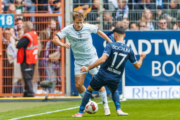 Felix Hagmann (DSC Arminia Bielefeld) und Gerrit Holtmann (VfL Bochum) im Zweikampf waehrend des Spiels der 2. Bundesliga zwischen VfL Bochum und Arminia Bielefeld, Ruhrstadion am 11. October 2026 in Bochum, Deutschland. (Foto von Mario Hommes DeFodi Images) +++ Felix Hagmann (DSC Arminia Bielefeld) und Gerrit Holtmann (VfL Bochum) battle for the ball during the 2nd Bundesliga match between VfL Bochum and Arminia Bielefeld at Vonovia Ruhrstadion on October 11, 2026 in Bochum, Germany. (Photo by Mario Hommes DeFodi Images) DFB DFL REGULATIONS PROHIBIT ANY USE OF PHOTOGRAPHS AS IMAGE SEQUENCES AND OR QUASI-VIDEO. (Photo by Mario Hommes DeFodi Images) -