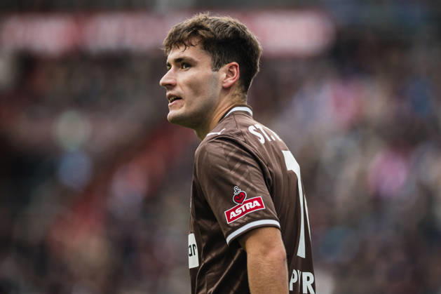 2. Bundesliga: FC St. Pauli vs. Karlsruher SC, 11.10.2026 Arkadiusz Pyrka (FC St. Pauli, 11)); Fußball, 2. Bundesliga, 7. Spieltag: FC St. Pauli vs. Karlsruher SC am 11.10.2026 im Millerntor-Stadion, Hamburg DFL REGULATIONS PROHIBIT ANY USE OF PHOTOGRAPHS AS IMAGE SEQUENCES AND OR QUASI-VIDEO. Copyright: xBEAUTIFULxSPORTS Tonhäuserx