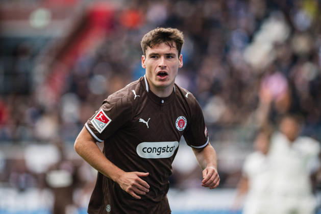 2. Bundesliga: FC St. Pauli vs. Karlsruher SC, 11.10.2026 Arkadiusz Pyrka (FC St. Pauli, 11)); Fußball, 2. Bundesliga, 7. Spieltag: FC St. Pauli vs. Karlsruher SC am 11.10.2026 im Millerntor-Stadion, Hamburg DFL REGULATIONS PROHIBIT ANY USE OF PHOTOGRAPHS AS IMAGE SEQUENCES AND OR QUASI-VIDEO. Copyright: xBEAUTIFULxSPORTS Tonhäuserx