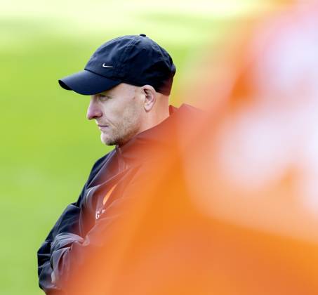 ZEIST - National coach Arjan Veurink during a training session of the Dutch women s football team in preparation for the World Cup qualifying match against Hungary. SANDER KONING ANP xVIxANPxSportx xxANPxIVx 572121766 originalFilename: 572121766.jpg