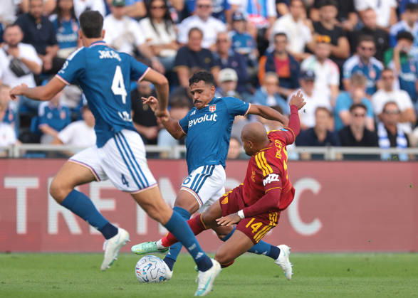 Como 1907 v AS Roma - Serie A - Season 2026-2027 Como, Italy, 11th October 2026. Donyell Malen of AS Roma makes a rash challenge on Kaiki Bruno Da Silva of Como 1907, deemed worthy of a red card by the Referee Michael Fabbri during the Como 1907 vs AS Roma Serie A match at Stadio Giuseppe Sinigaglia, Como. Picture credit should read: Jonathan Moscrop Como Stadio Giuseppe Sinigaglia Italy